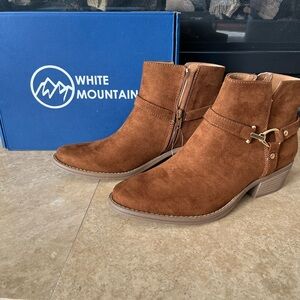 Ladies new with tags White Mountain boots size 8 1/2